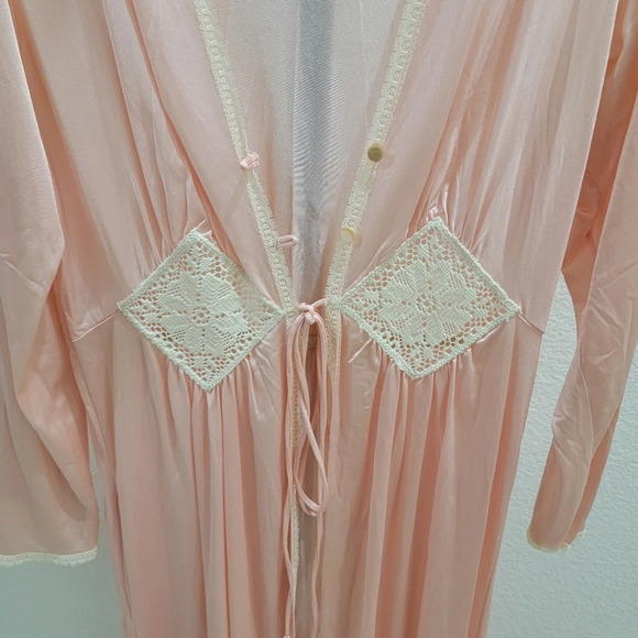 Vintage Gilead Blush Lace Robe - Picture 2 of 5
